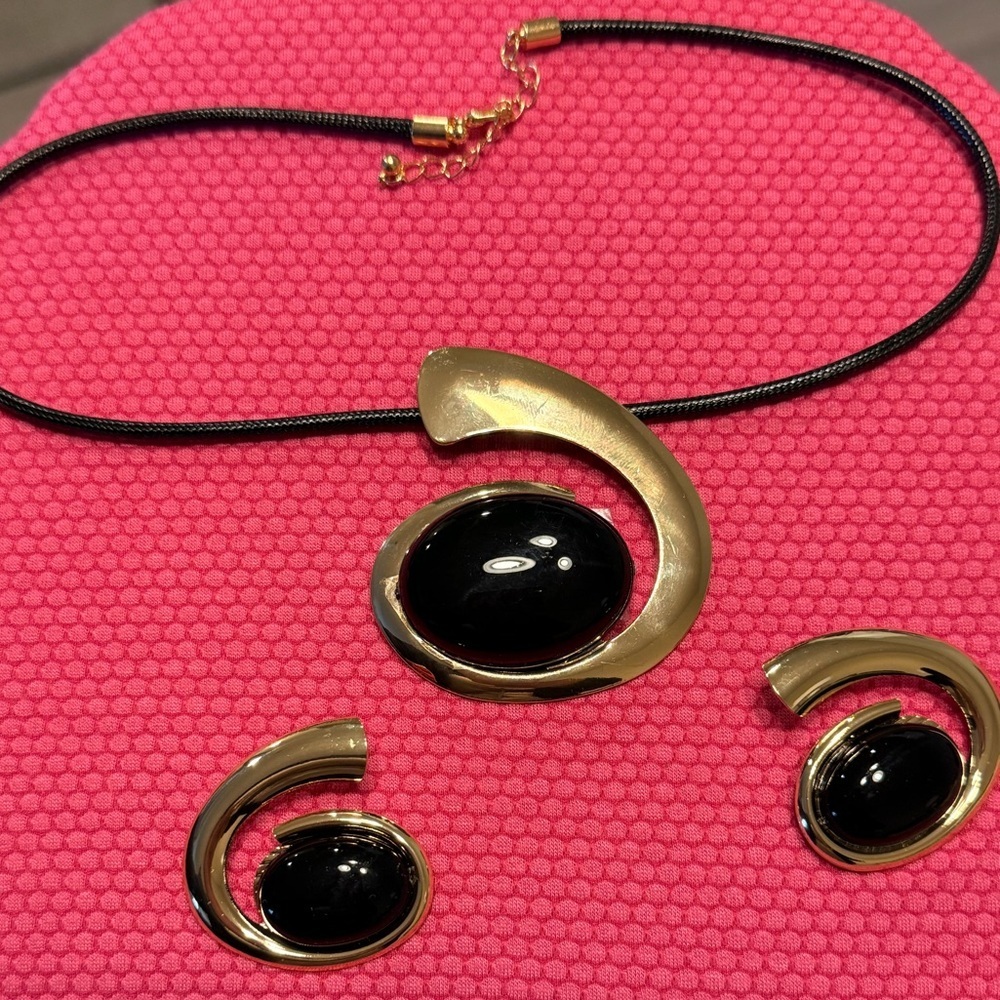 ✨ Gold & Black Statement Jewelry Set – Necklace & Earrings ✨ - Picture 6 of 7